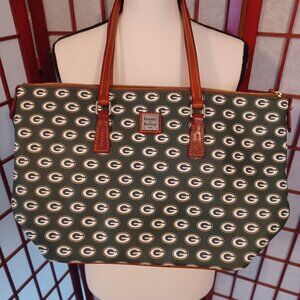 DOONEY & BURKE - very gently used - GREEN BAY PACKERS Zip Top Shopper style tote